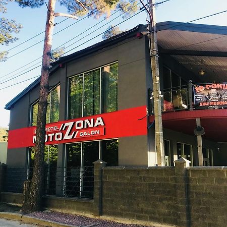 Motozona Hotel Bryukhovychi Bagian luar foto