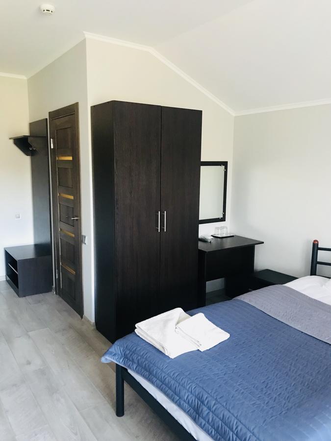 Motozona Hotel Bryukhovychi Bagian luar foto