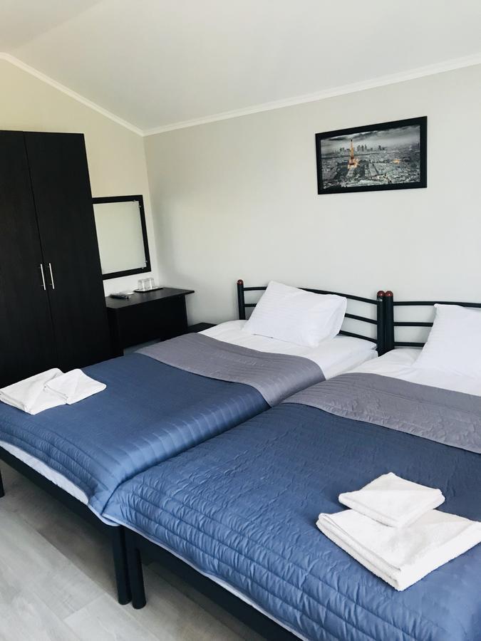 Motozona Hotel Bryukhovychi Bagian luar foto