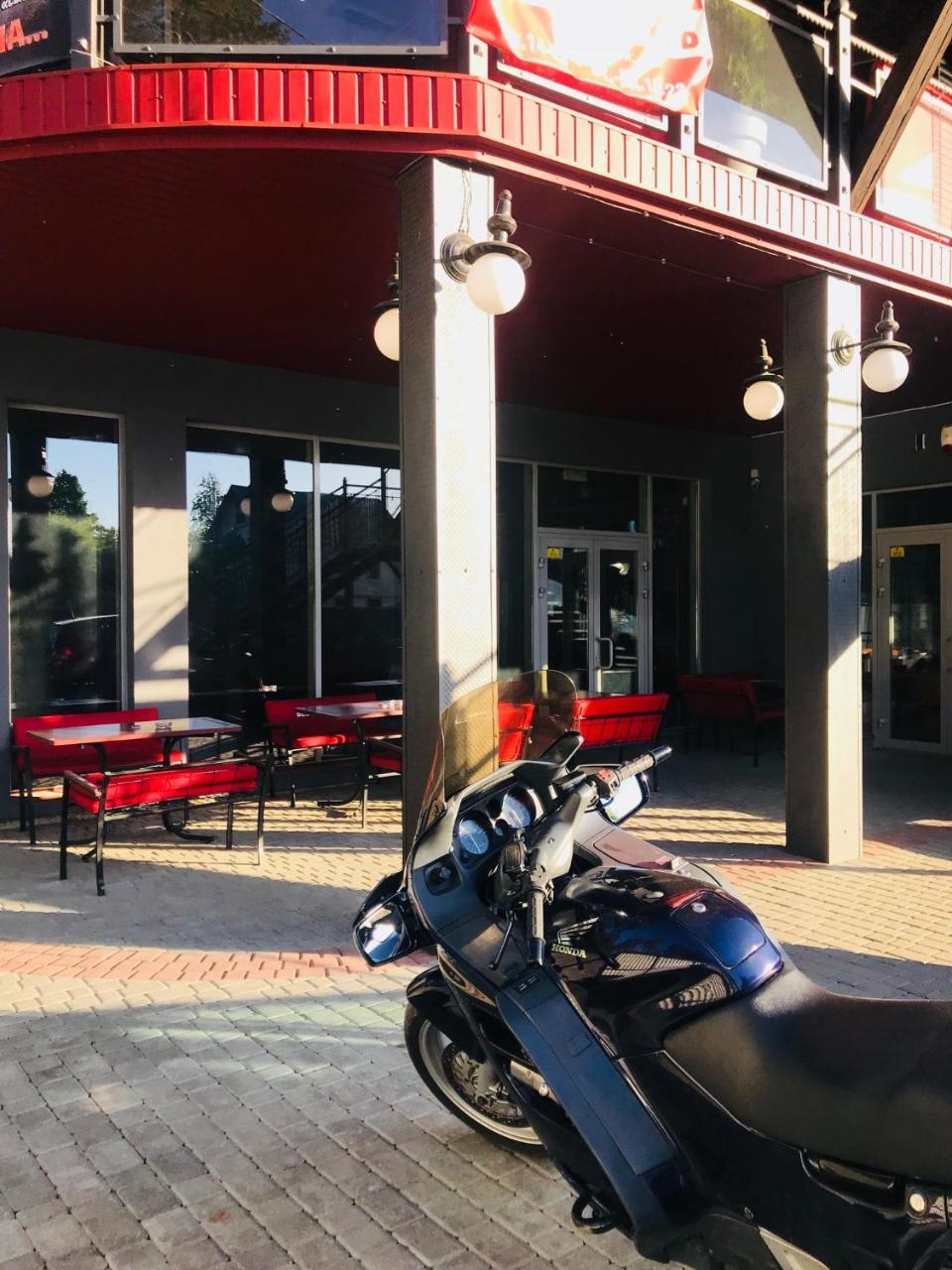 Motozona Hotel Bryukhovychi Bagian luar foto